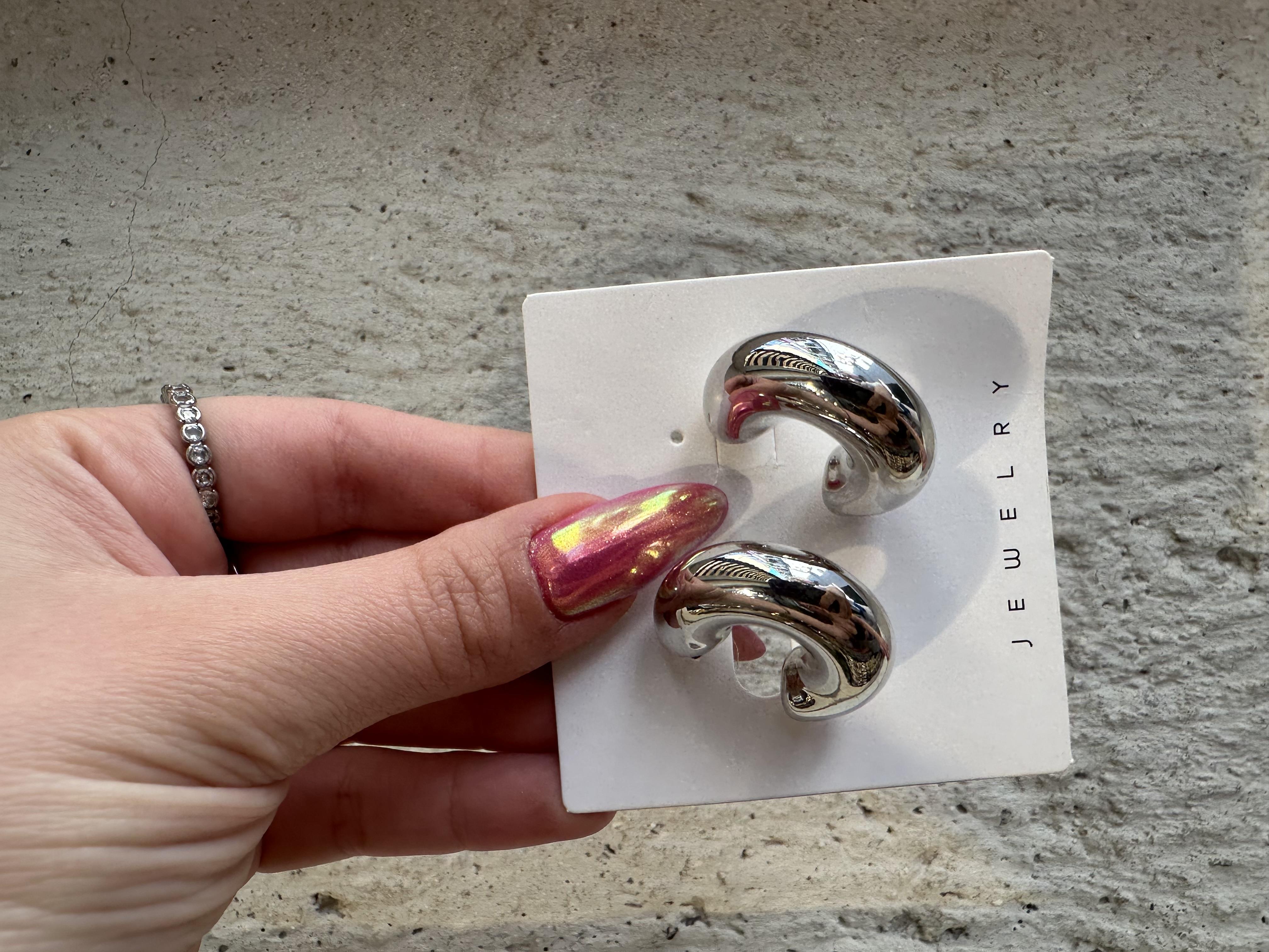 Bombeli Yarım Halka Gümüş Renk Çelik Küpe