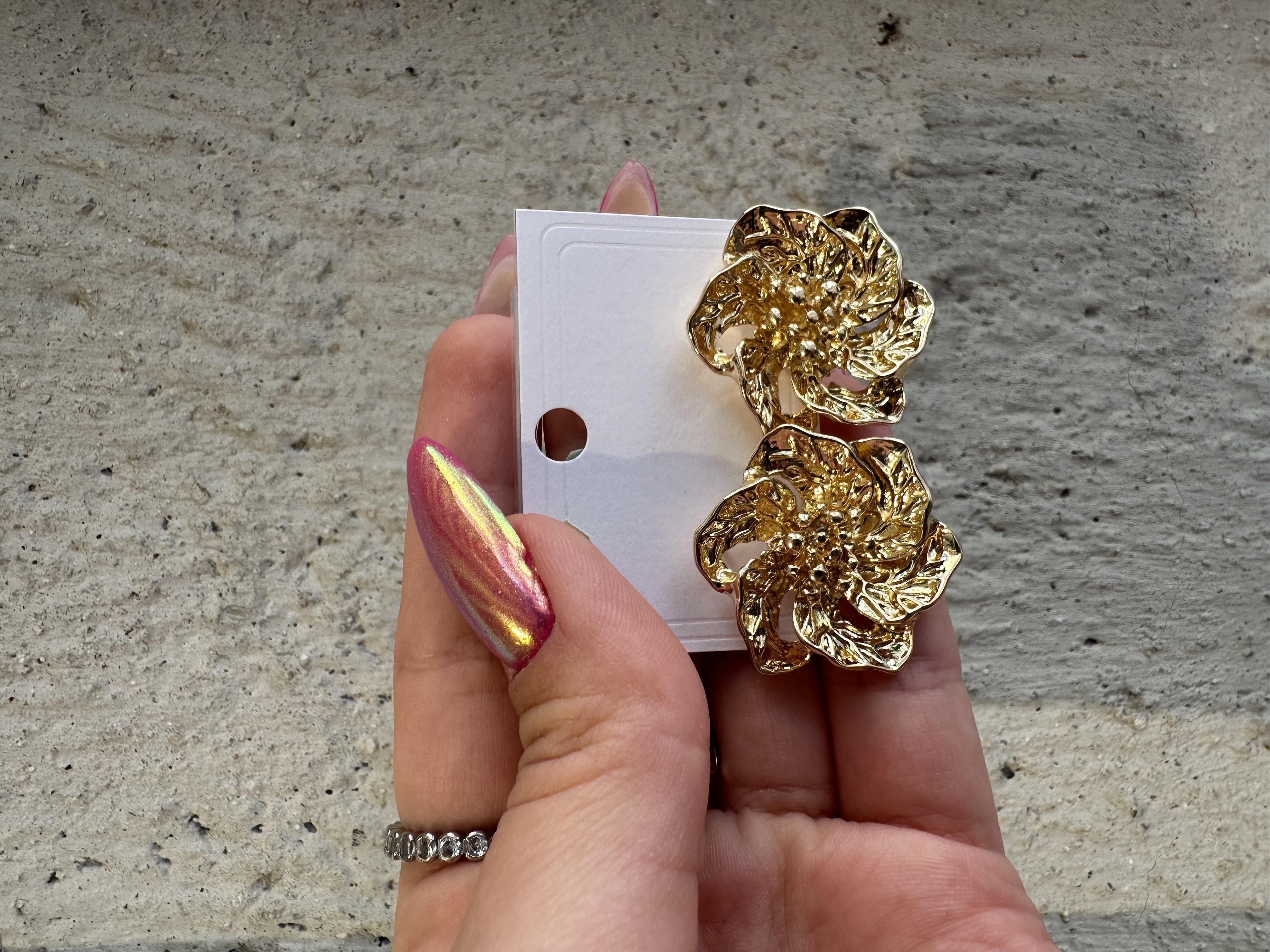 Çiçek Görünümlü Gold Çelik Küpe