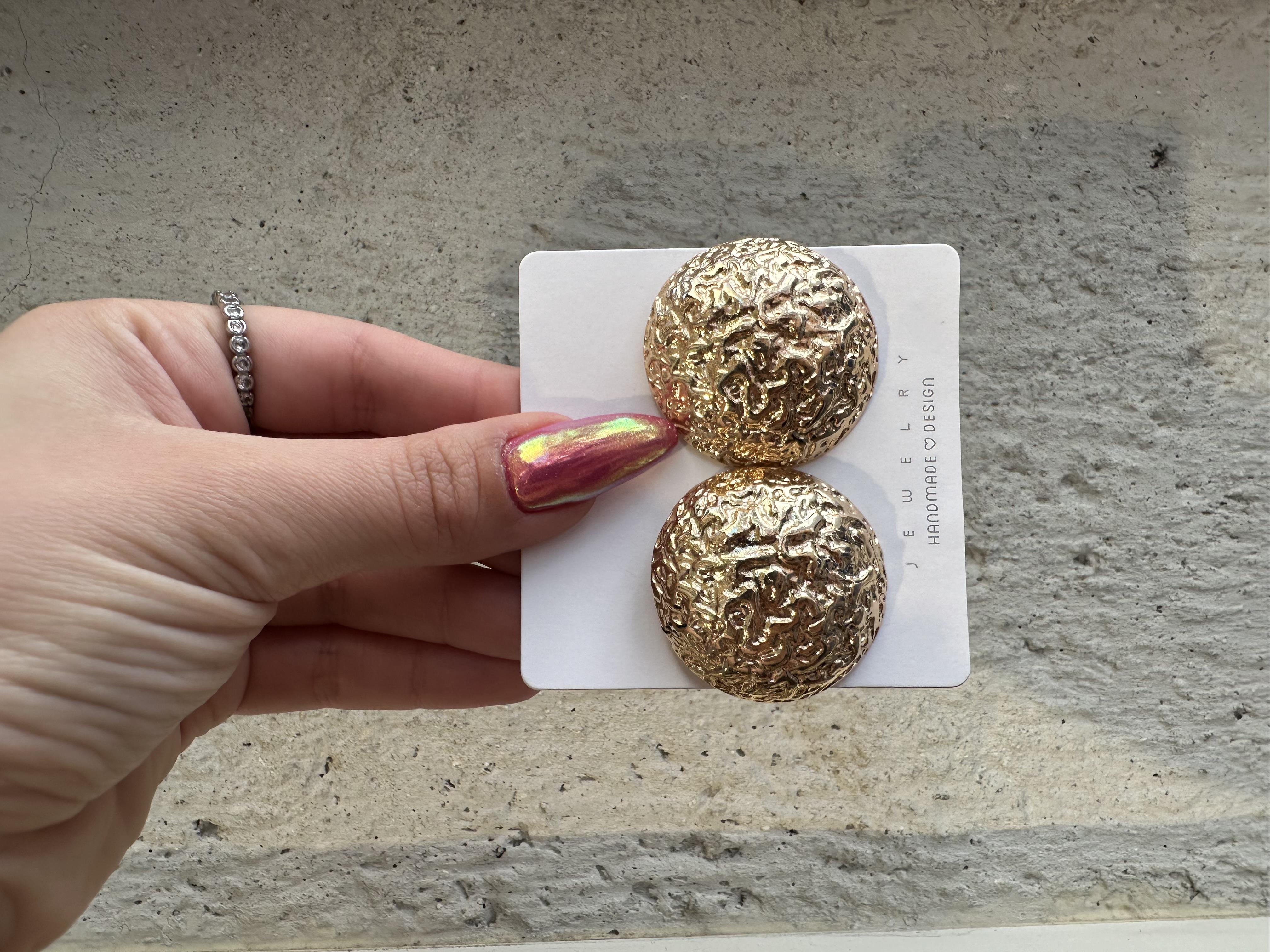 Doku Detaylı Yuvarlak Gold Renk Çelik Küpe