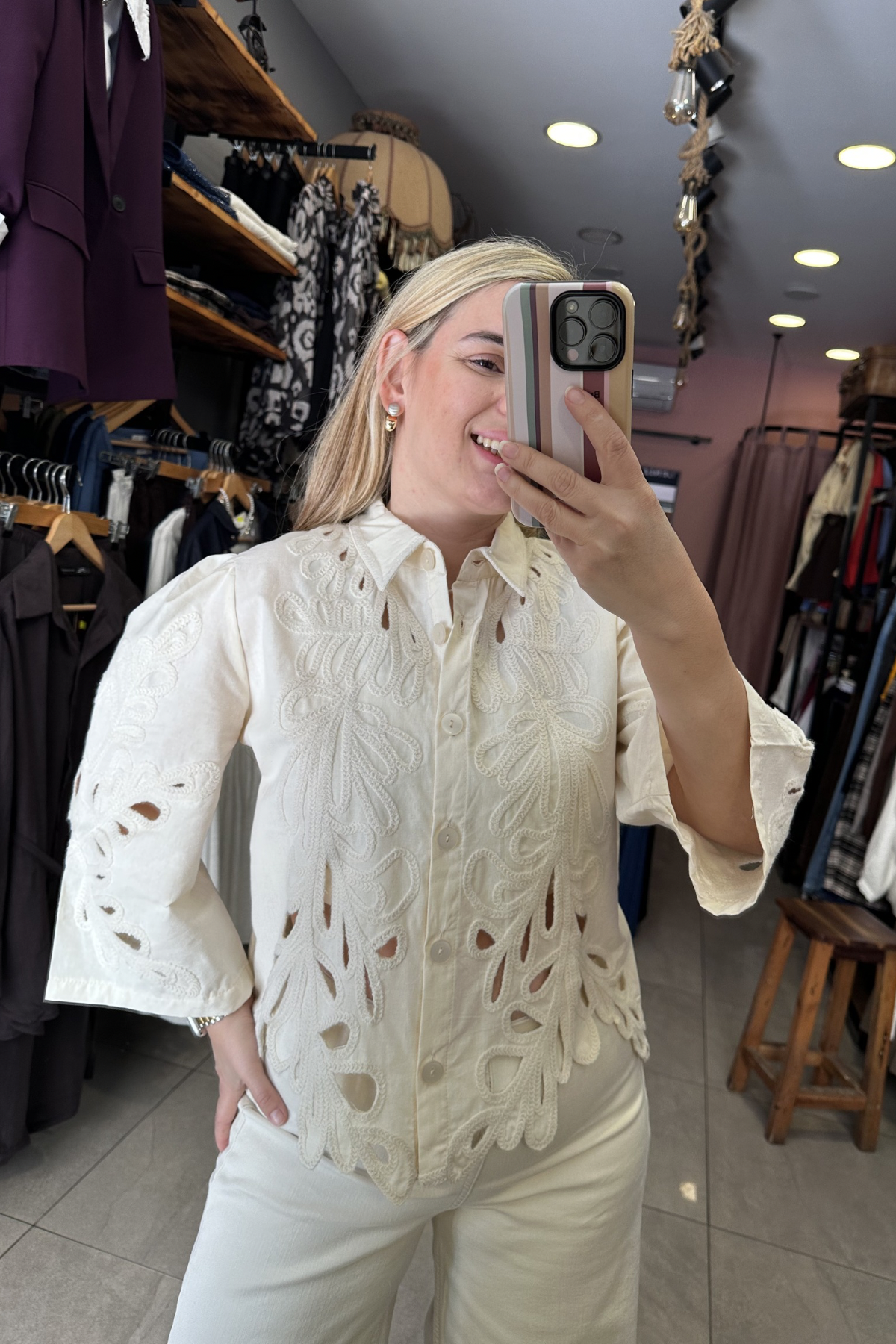 Ekru Nakış İşlemeli Gömlek