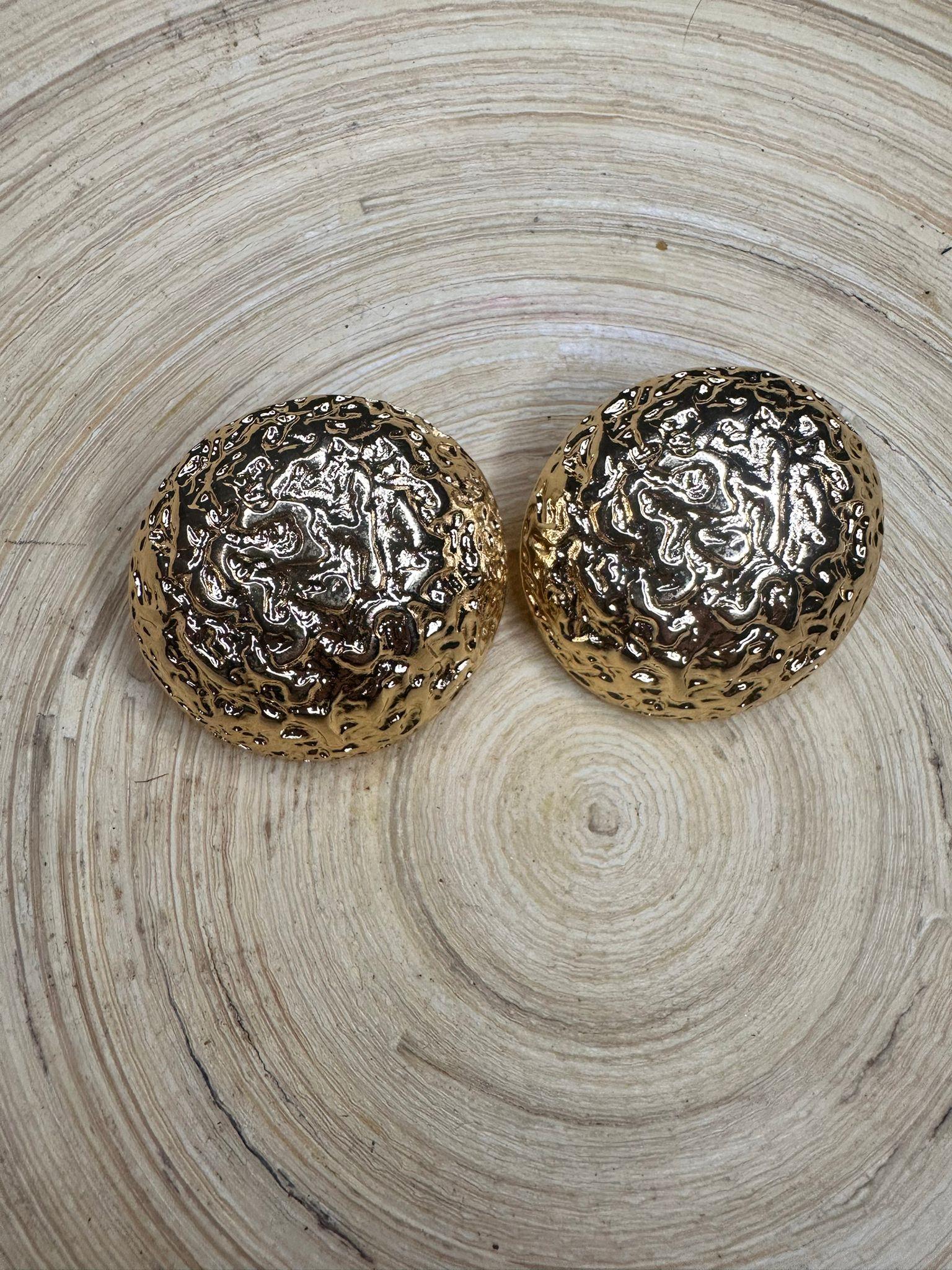 gold kabartmalı yuvarlak küpe