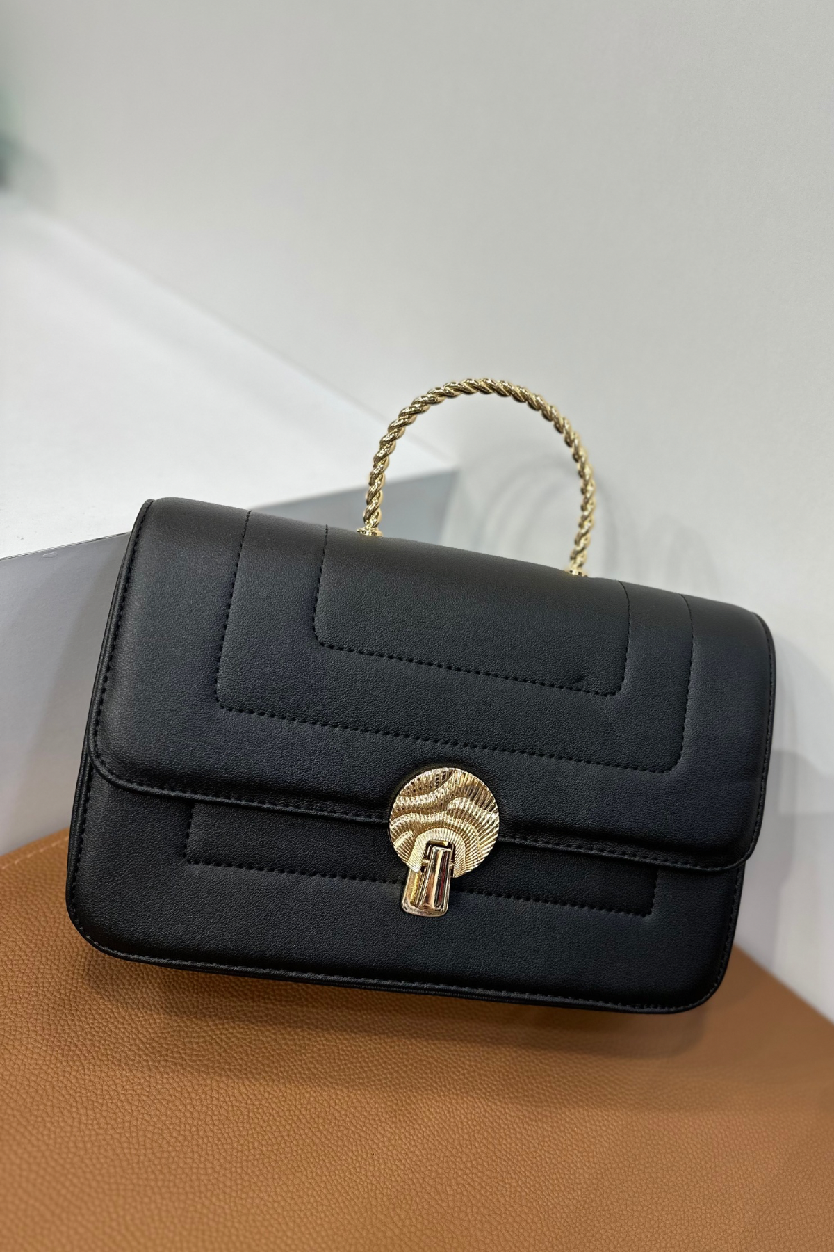 Gold Saplı Siyah Çanta