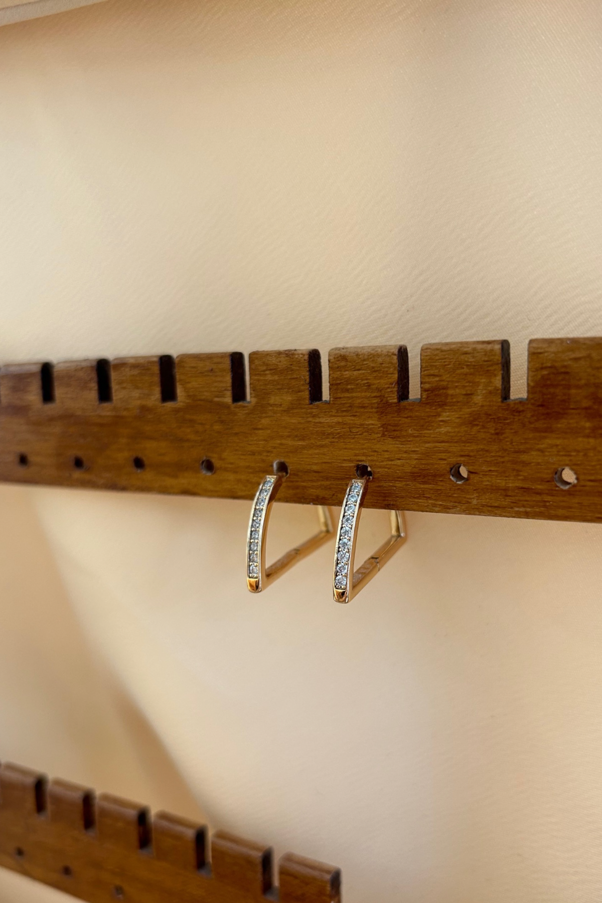 Taş Detaylı Çelik Küpe