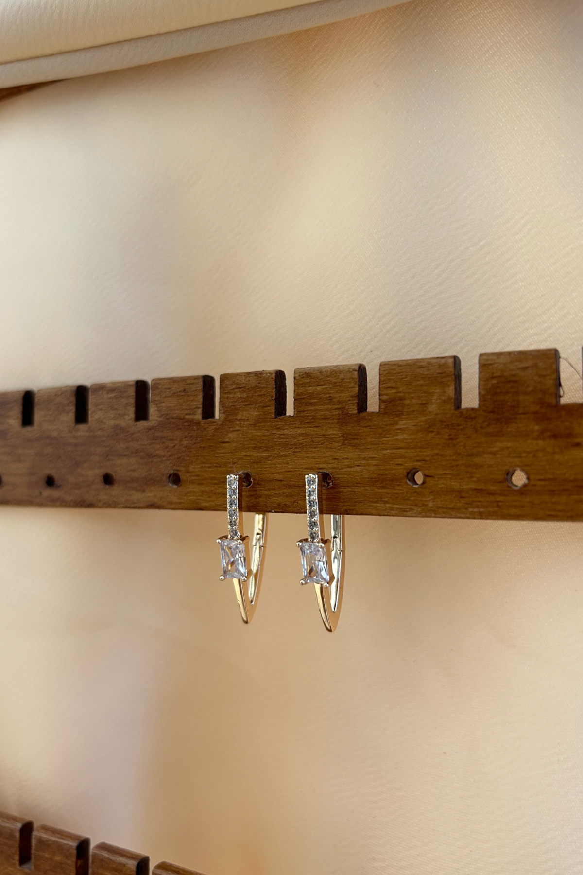 Taş Detaylı Küpe - Gold