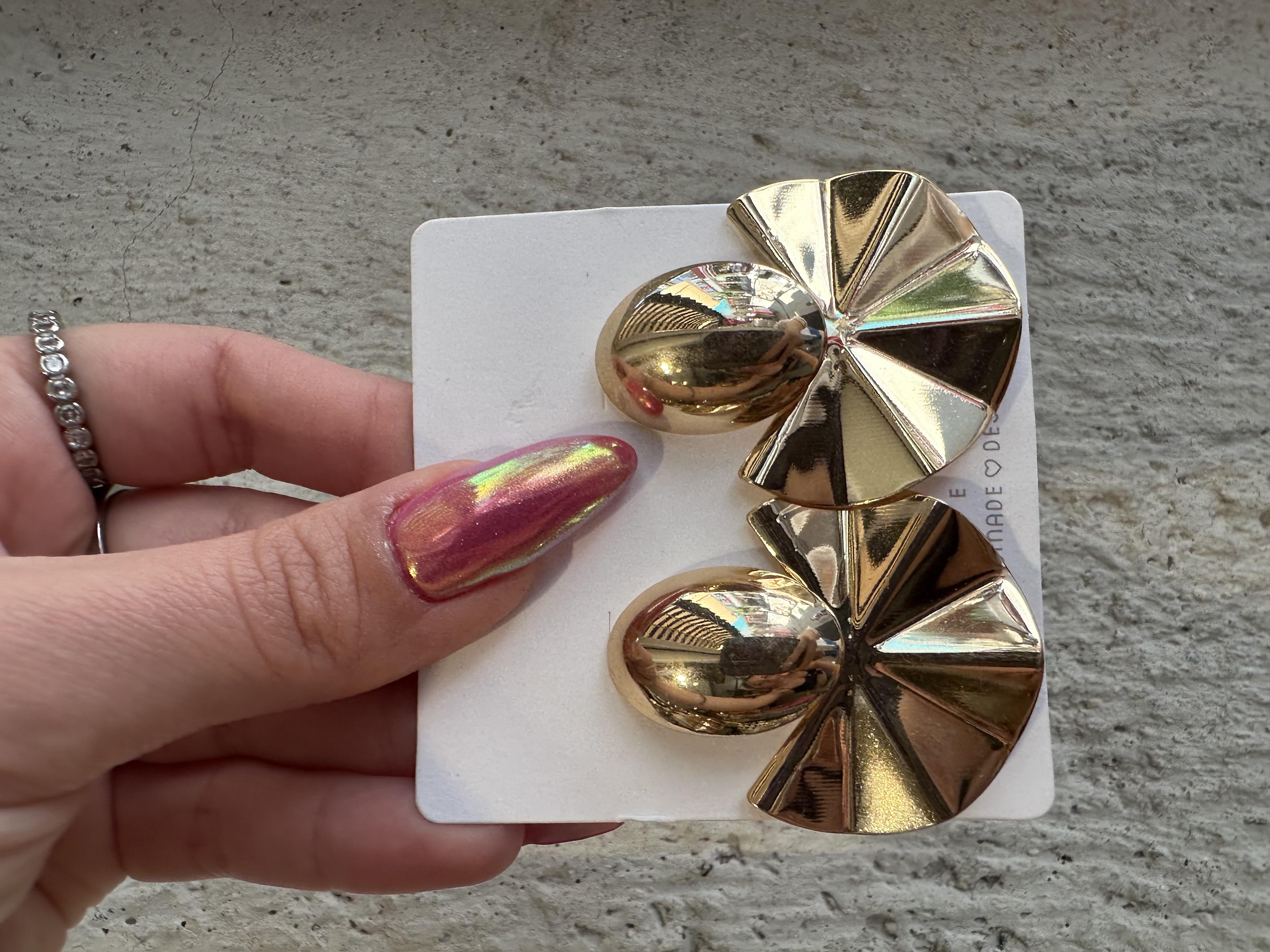 Yaprak Model Gold Renk Çelik Küpe