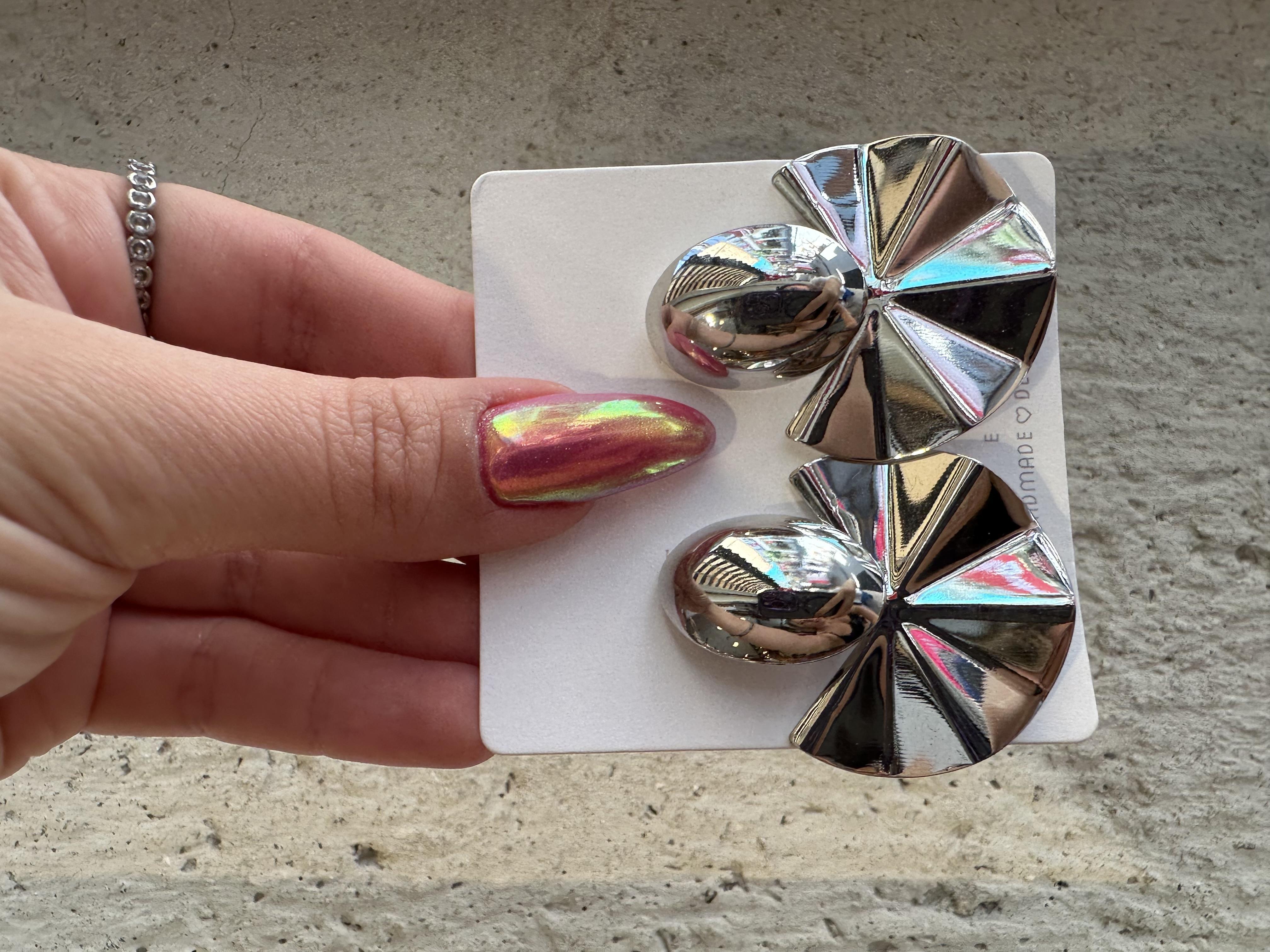 Yaprak Model Gümüş Renk Çelik Küpe