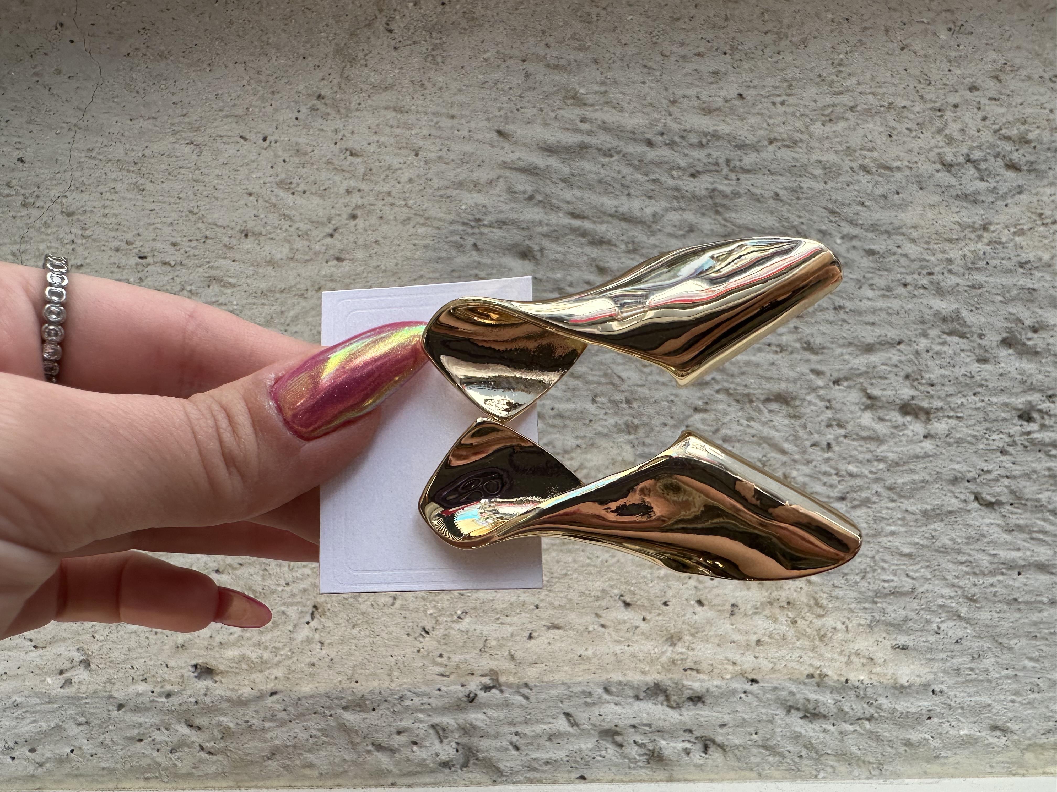 Yassı Kıvrımlı Çubuk Plaka Gold Çelik Küpe