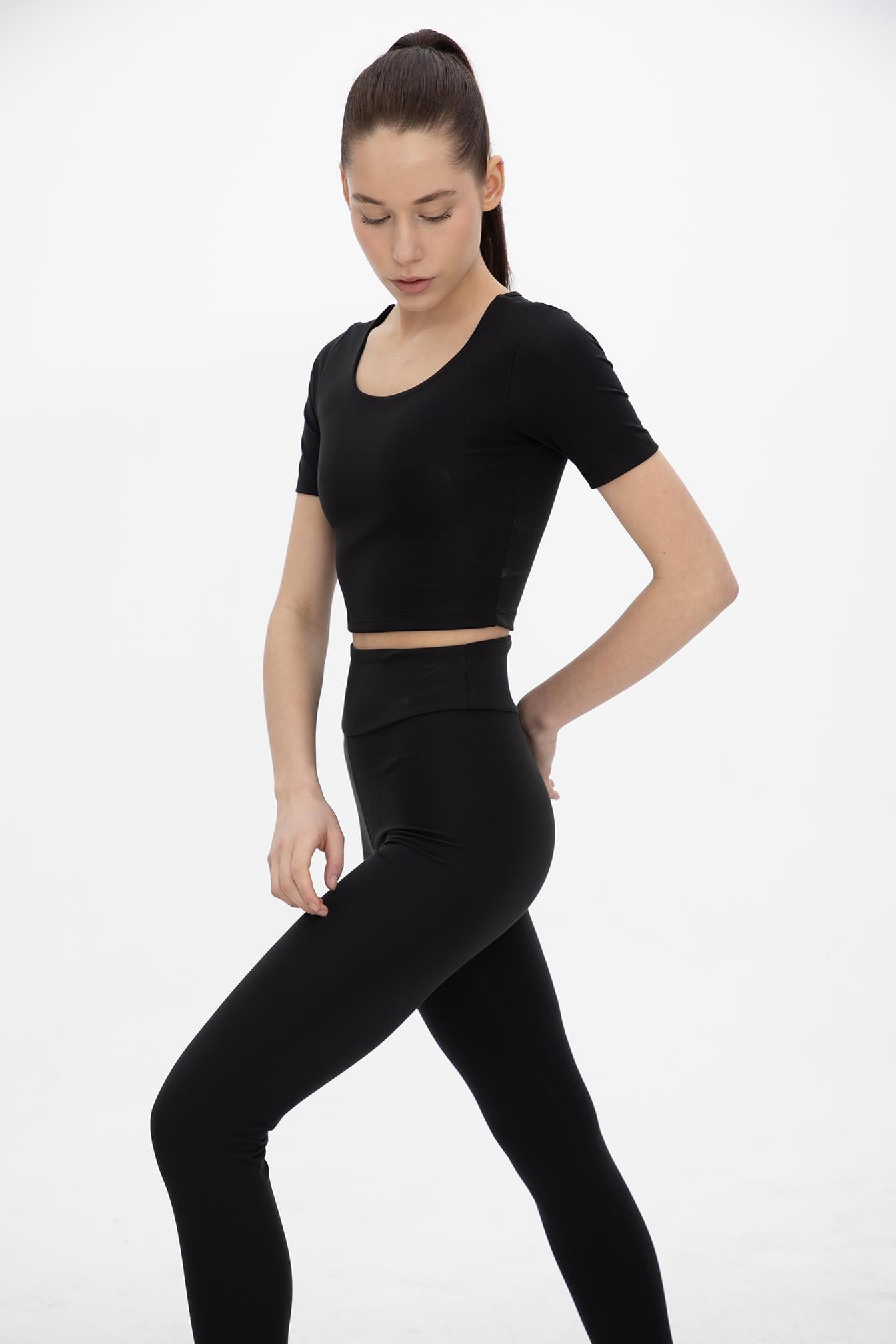 Oma Crop Jet Black M