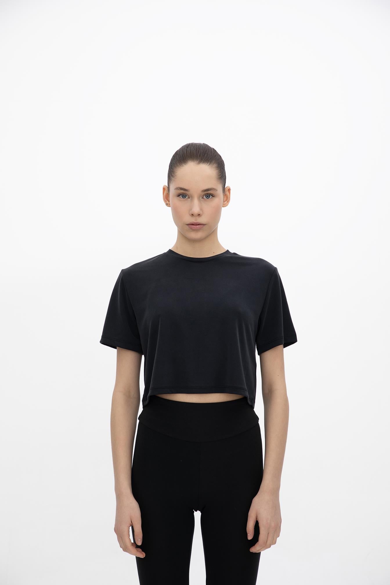 Oma Crop T Shirt Jet Black L