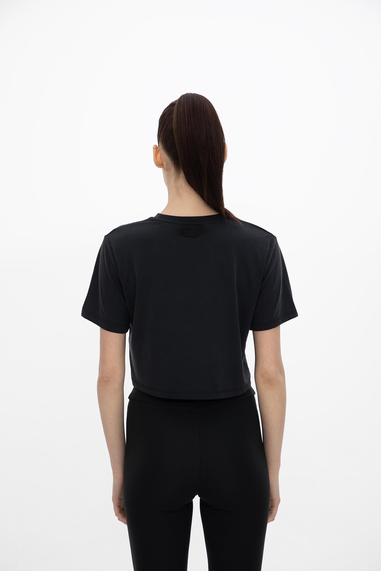 Oma Crop T Shirt Jet Black M