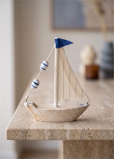 The Mia Marin Keten Yelkenli ve Mavi Bayraklı Biblo 14 cm
