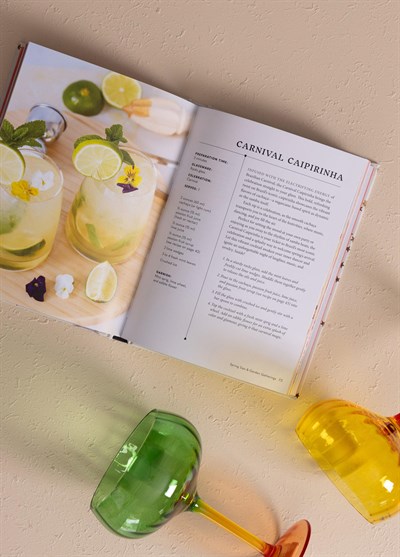 The Mia Celebration Cocktails Kitap
