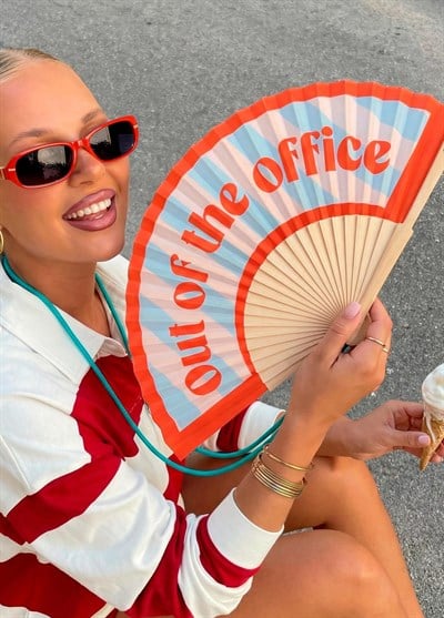 The Mia El Yelpazesi Out Of The Office