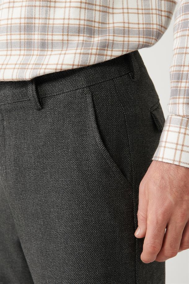 Antrasit Armürlü Arka Cep Kapaklı Carrot Fit Pantolon