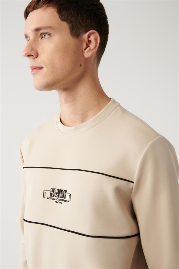 Bej Bisiklet Yaka Göğüsü Baskılı ve Biye Detaylı Sweatshirt