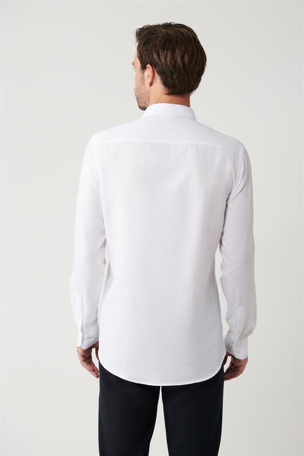 Beyaz Alttan Britli Yaka Pamuklu Armürlü Slim Fit Gömlek