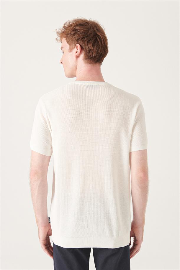 Beyaz Bisiklet Yaka Dokulu Basic Triko T-shirt