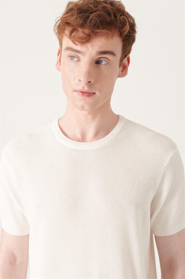 Beyaz Bisiklet Yaka Dokulu Basic Triko T-shirt