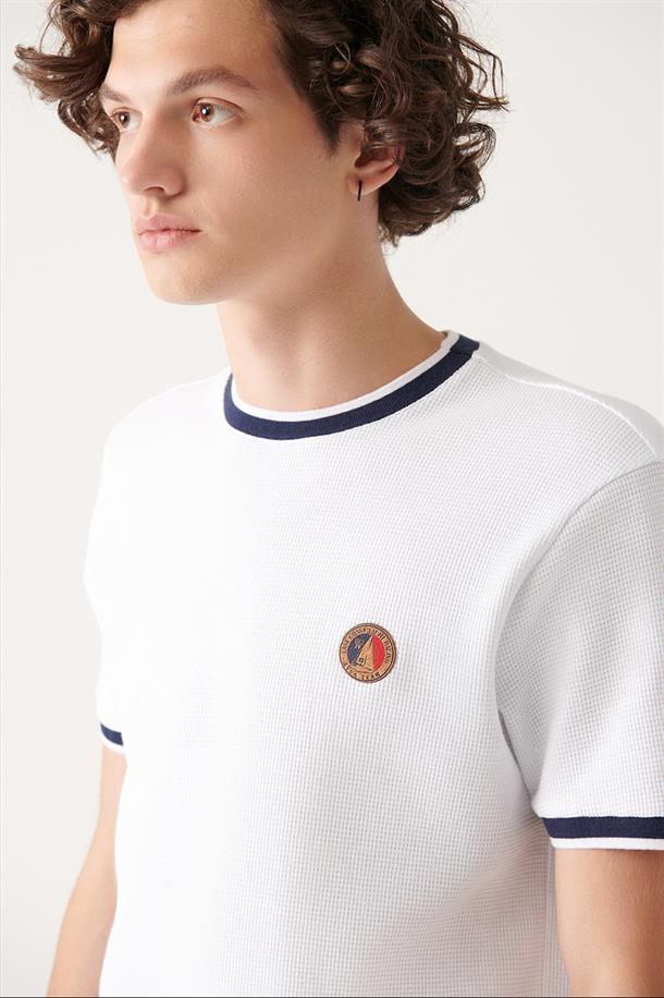 Beyaz Kumaş Detaylı  Bisiklet Yaka T-shirt