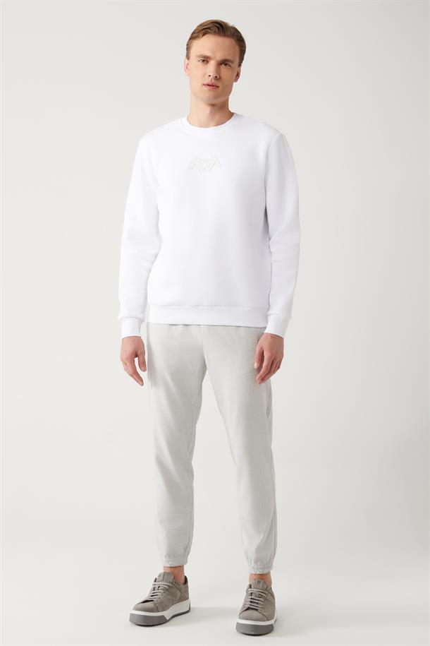 Beyaz Şardonlu Kumaş Bisiklet Yaka Flok Baskılı Sweatshirt