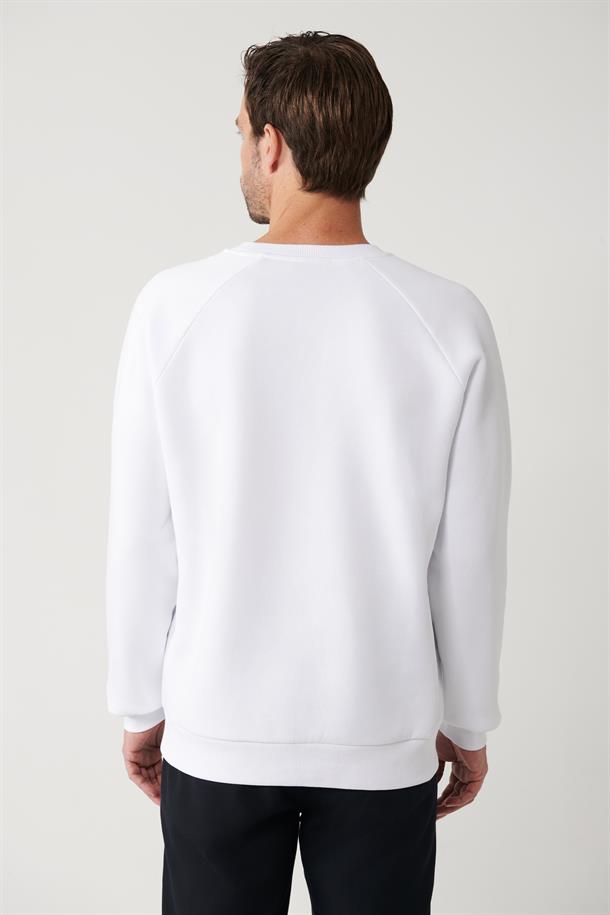 Beyaz Şardonlu Kumaş Bisiklet Yaka Nakışlı Sweatshirt