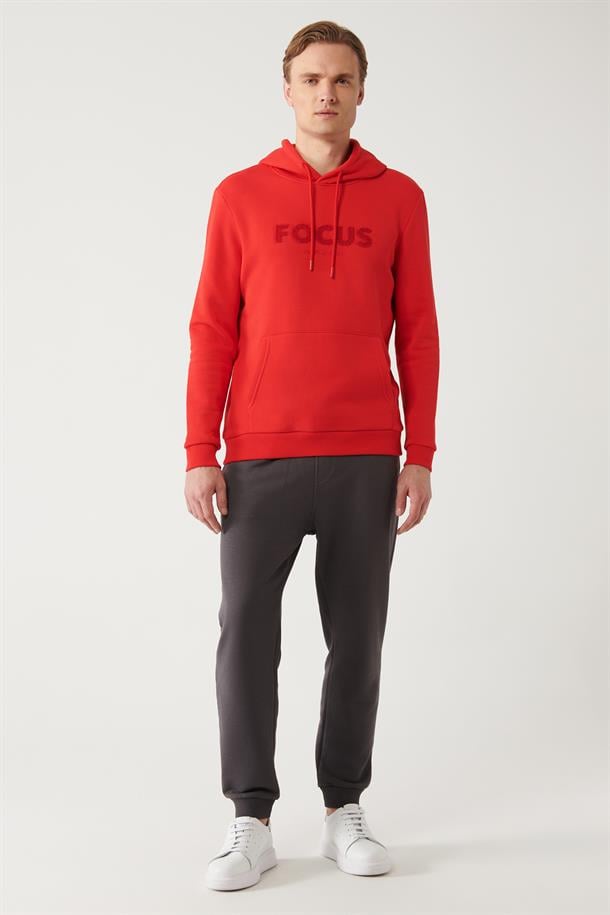 Kırmızı Kapüşonlu Yaka Süzene Nakışlı Şardonlu 3 İplik Kanguru Cepli Regular Fit Standart Kesim Sweatshirt