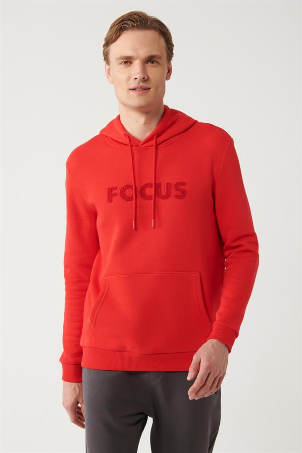 Kırmızı Kapüşonlu Yaka Süzene Nakışlı Şardonlu 3 İplik Kanguru Cepli Regular Fit Standart Kesim Sweatshirt