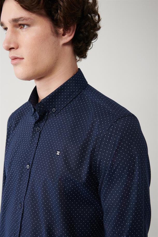 Lacivert-Beyaz Alttan Britli Yaka Pamuklu Minimal Baskılı Slim Fit Gömlek