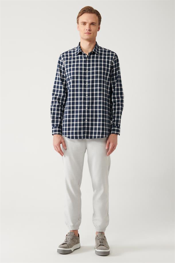 Lacivert-Beyaz Klasik Yaka Ekose Desenli Flanel Comfort Fit Gömlek