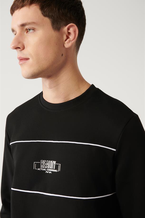 Siyah Bisiklet Yaka İnterlok Kumaş Göğsü Baskılı ve Biye Detaylı Regular Fit Standart Kesim Sweatshirt
