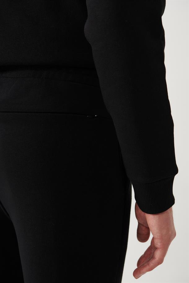 Siyah Cep Altı Flok Baskılı Jogger