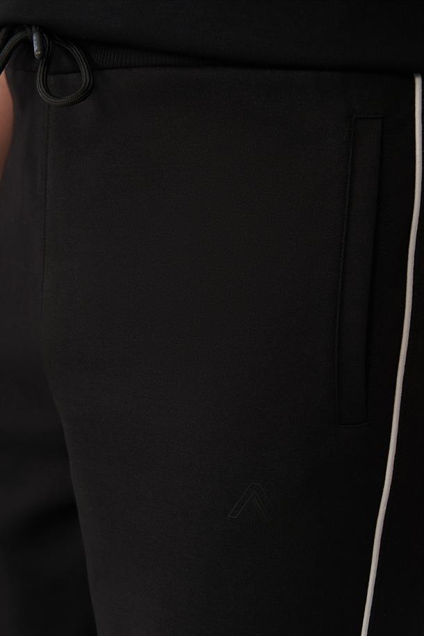 Siyah İnterlok Kumaş Biyeli Jogger