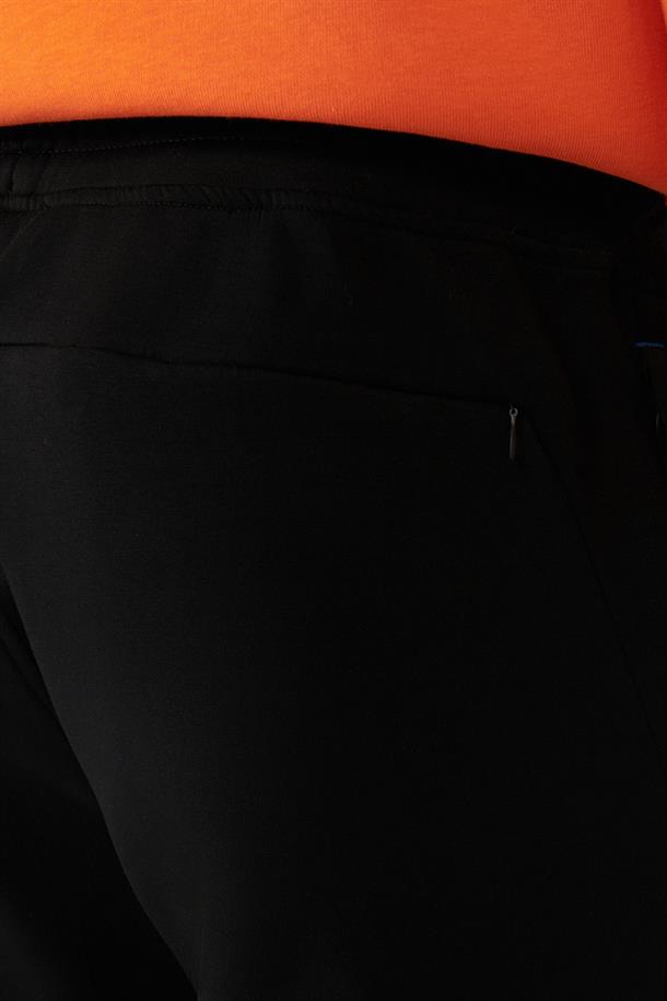 Siyah İnterlok Kumaş Parçalı ve Paçası Baskılı Jogger