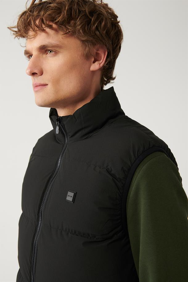 Siyah Kapüşonlu Dik Yaka Su İtici Kumaş Slim Fit Dar Kesim Şişme Yelek