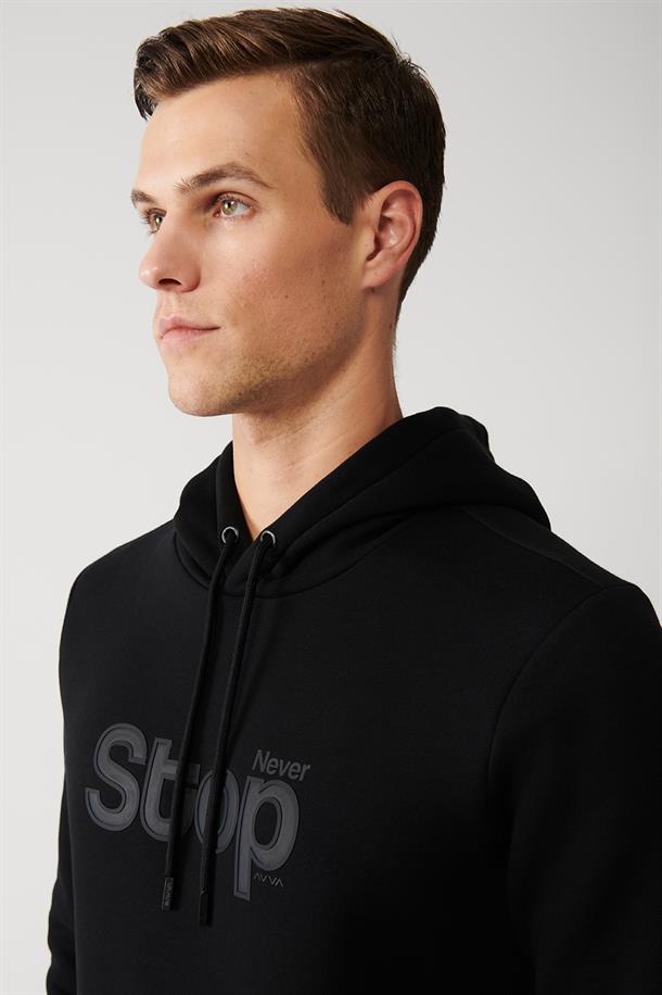 Siyah Kapüşonlu Yaka Baskılı Sweatshirt