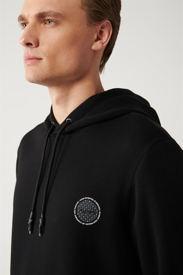 Siyah Şardonlu Kumaş Kapüşonlu Yaka Göğüsü Baskı Detaylı Sweatshirt
