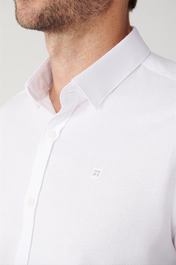 Beyaz Alttan Britli Yaka Pamuklu Armürlü Slim Fit Gömlek