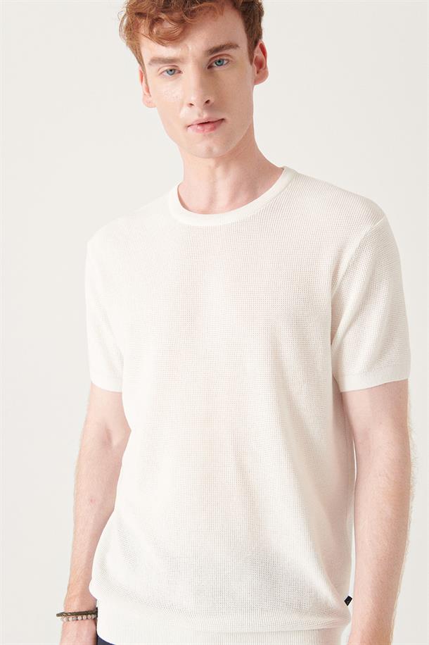 Beyaz Bisiklet Yaka Dokulu Basic Triko T-shirt