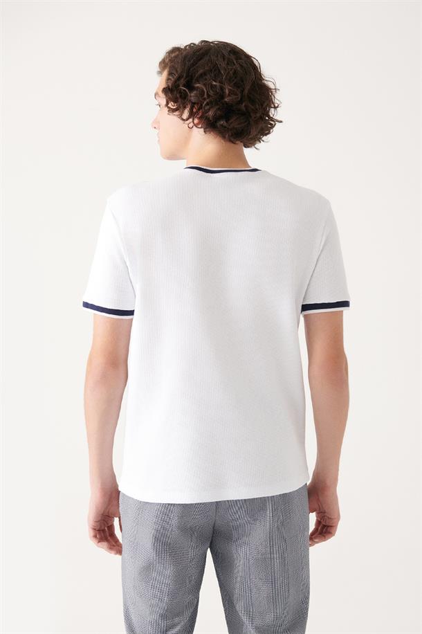 Beyaz Kumaş Detaylı  Bisiklet Yaka T-shirt