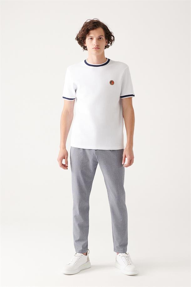 Beyaz Kumaş Detaylı  Bisiklet Yaka T-shirt