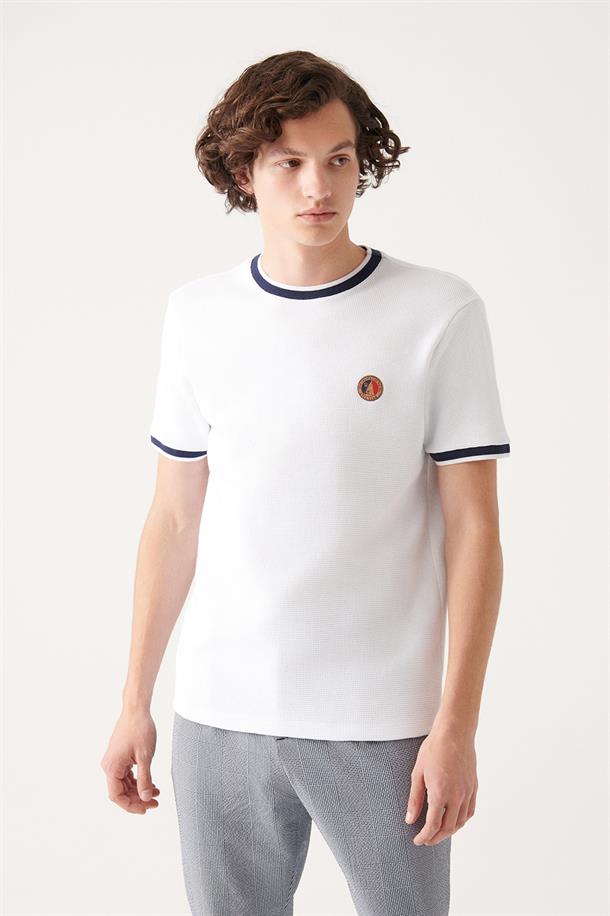 Beyaz Kumaş Detaylı  Bisiklet Yaka T-shirt