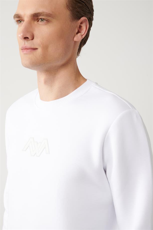 Beyaz Şardonlu Kumaş Bisiklet Yaka Flok Baskılı Sweatshirt