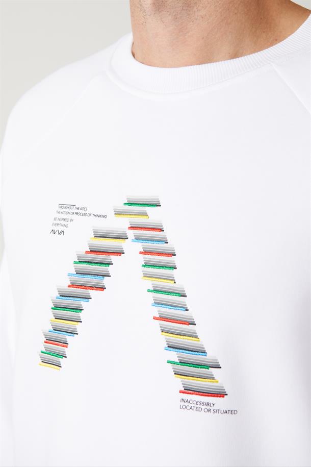 Beyaz Şardonlu Kumaş Bisiklet Yaka Nakışlı Sweatshirt