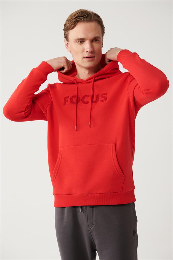 Kırmızı Kapüşonlu Yaka Süzene Nakışlı Şardonlu 3 İplik Kanguru Cepli Regular Fit Standart Kesim Sweatshirt