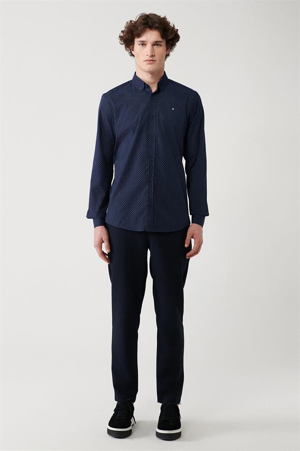 Lacivert-Beyaz Alttan Britli Yaka Pamuklu Minimal Baskılı Slim Fit Gömlek