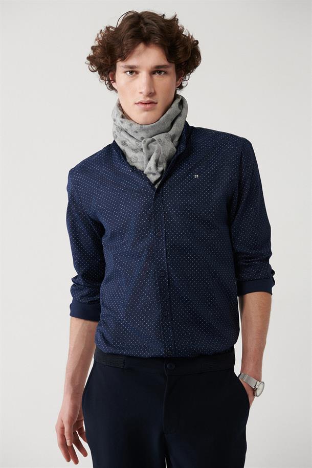 Lacivert-Beyaz Alttan Britli Yaka Pamuklu Minimal Baskılı Slim Fit Gömlek