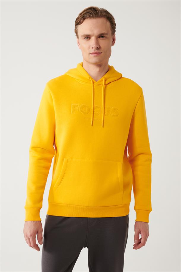 Sarı Kapüşonlu Yaka Süzene Nakışlı Şardonlu 3 İplik Kanguru Cepli Regular Fit Standart Kesim Sweatshirt