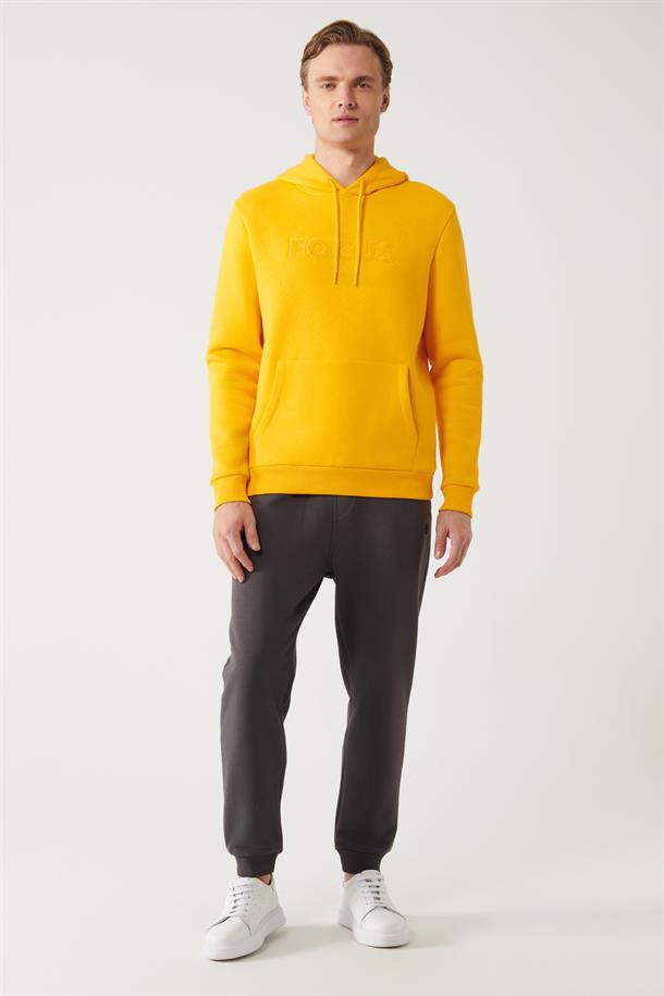 Sarı Kapüşonlu Yaka Süzene Nakışlı Şardonlu 3 İplik Kanguru Cepli Regular Fit Standart Kesim Sweatshirt