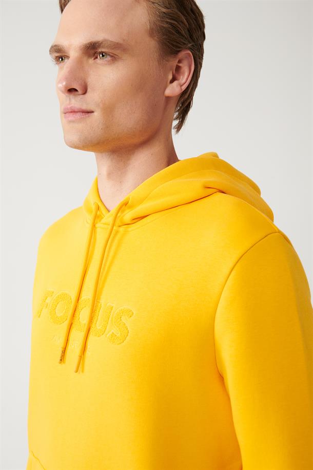Sarı Kapüşonlu Yaka Süzene Nakışlı Şardonlu 3 İplik Kanguru Cepli Regular Fit Standart Kesim Sweatshirt
