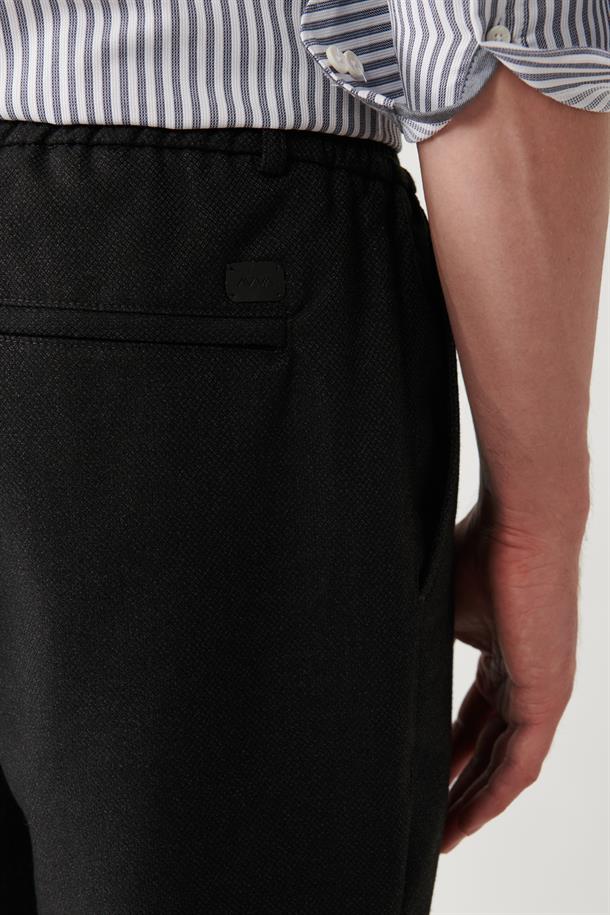 Siyah Beli Lastikli Dokulu Relaxed Fit Chino Pantolon